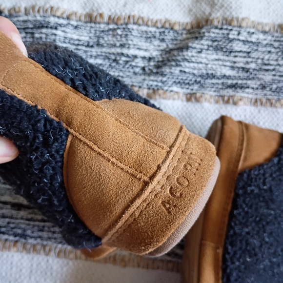 Acorn Cozy Sherpa Slip-On Slippers with Tan Soles - Picture 7 of 8